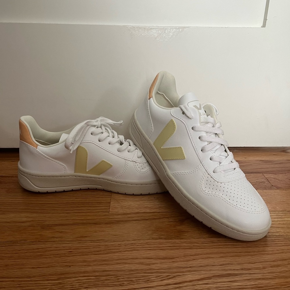 Veja V10 White Sun Peach. New Unworn.